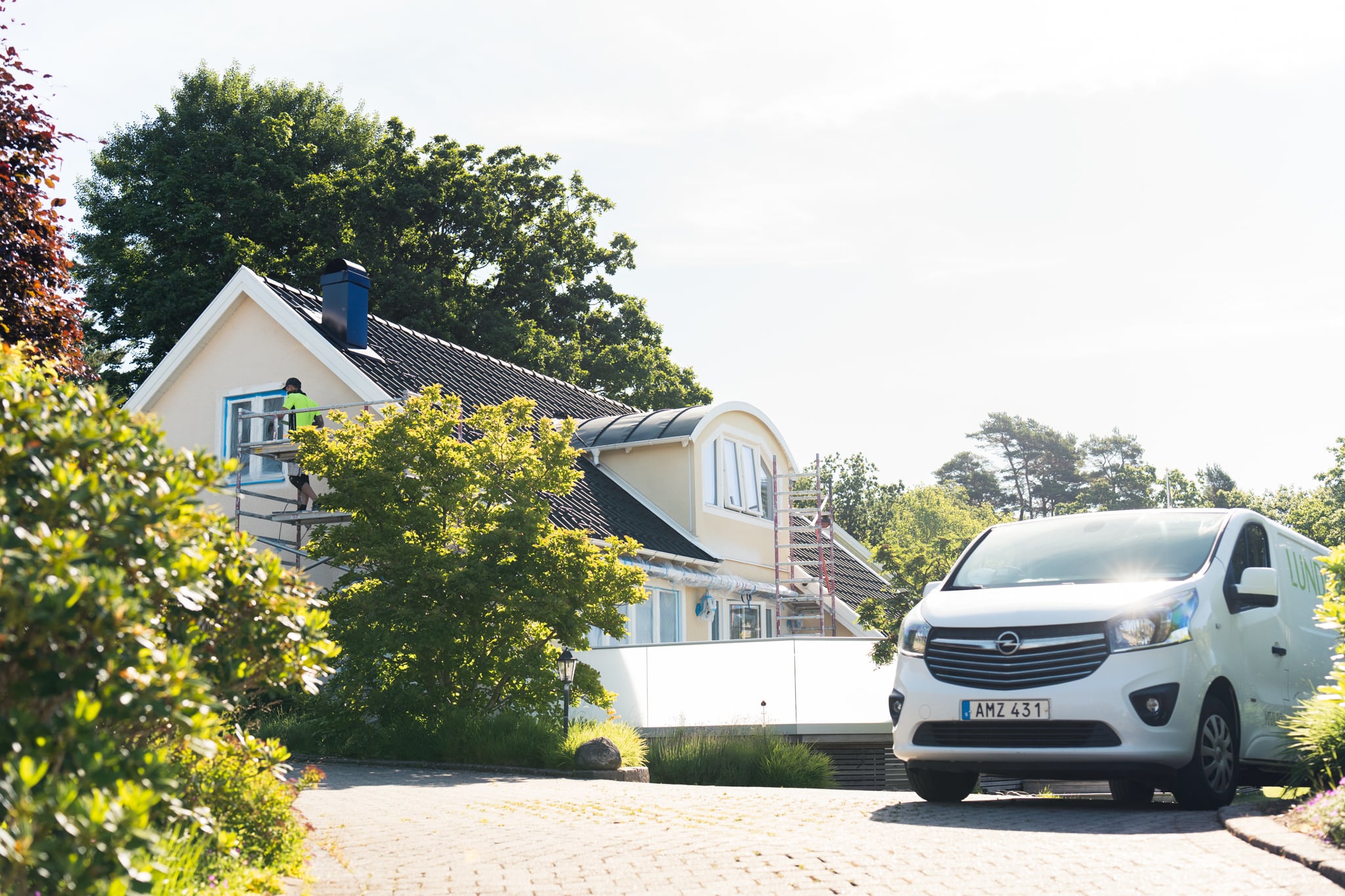 Nymålad villa med spritputsfasad och svart entrédörr i Göteborg – förebild 1