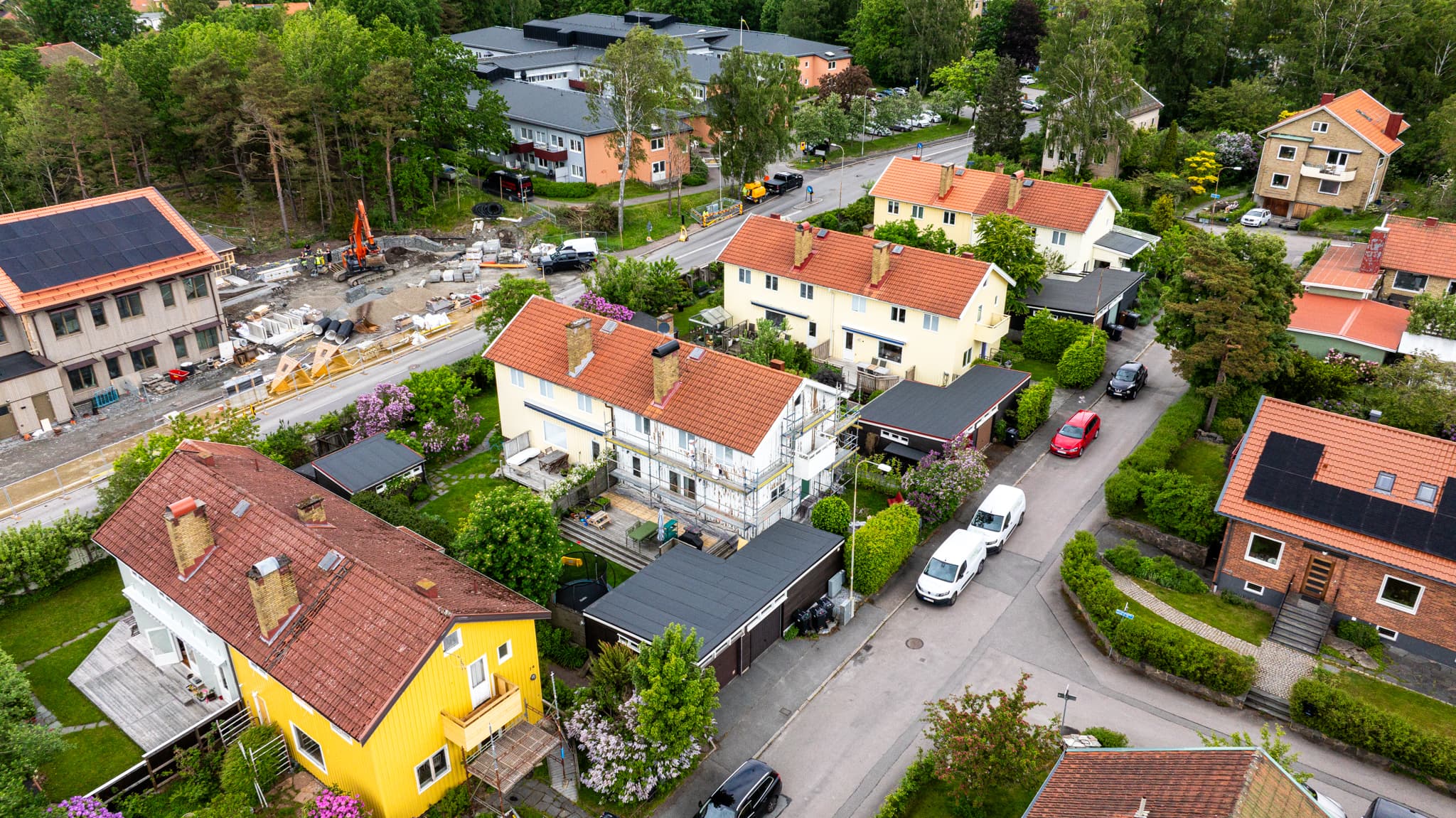 Målningsarbete inomhus med noggrant förarbete