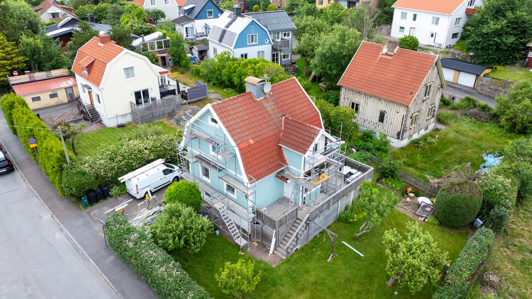 Drönarvy över villa under totalentreprenad och fasadrenovering i Göteborg