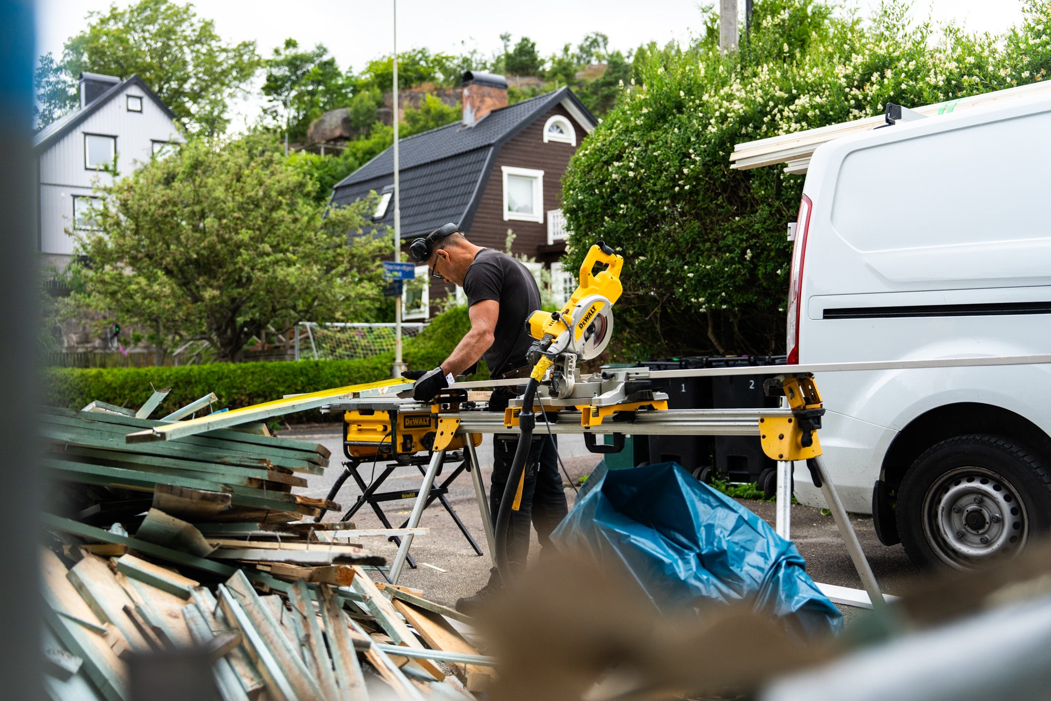 Snickare kapar virke vid servicebilen under ett totalentreprenadprojekt