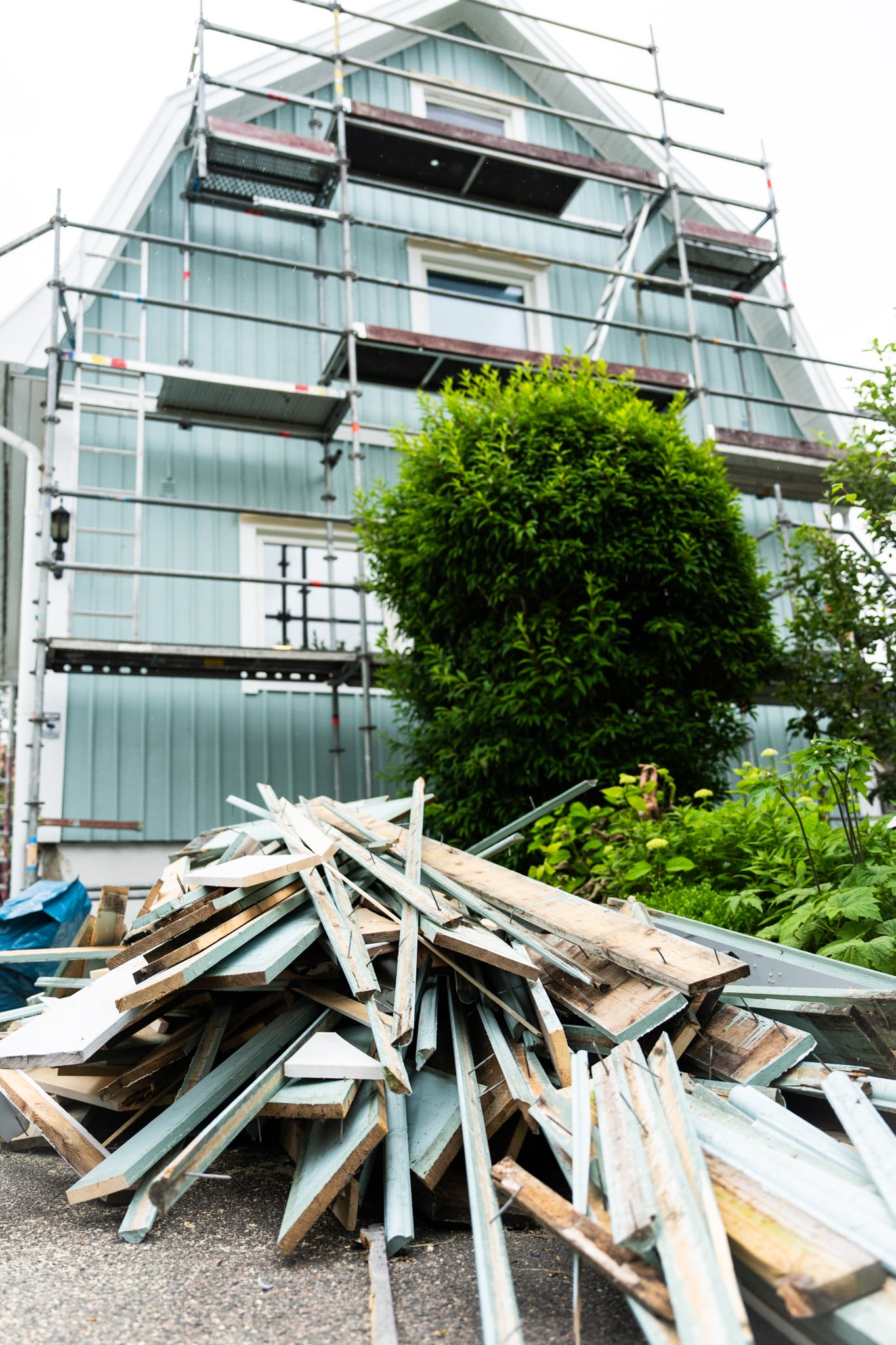 Villa under totalentreprenad – ny panel monteras och gammal rivs bort